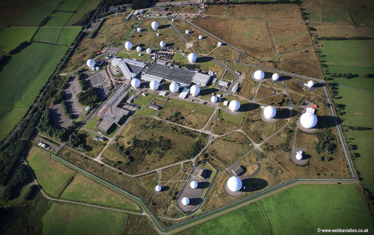 Do rất ít thông tin về Căn cứ quân sự Menwith Hill được công bố nên nhiều người thắc mắc về các hoạt động diễn ra bên trong như cơ quan này thu thập và chia sẻ thông tin như thế nào. Liệu nơi đây có che giấu bí mật nào hay không?