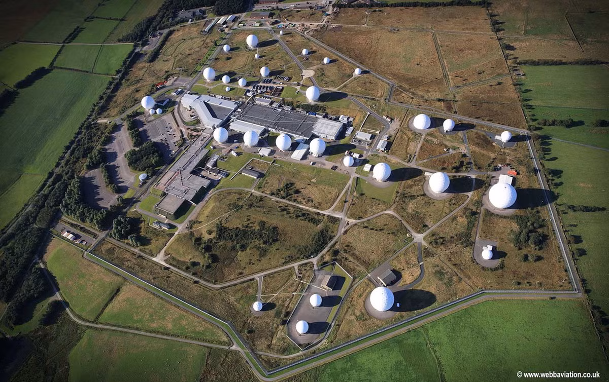 Do rất ít thông tin về Căn cứ quân sự Menwith Hill được công bố nên nhiều người thắc mắc về các hoạt động diễn ra bên trong như cơ quan này thu thập và chia sẻ thông tin như thế nào. Liệu nơi đây có che giấu bí mật nào hay không?