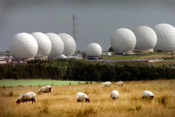 Căn cứ quân sự Menwith Hill tại Bắc Yorkshire, Anh được xem là cơ sở theo dõi điện tử lớn nhất trên thế giới. Nơi đây được sử dụng để thu thập những thông tin tình báo cho Anh và Mỹ.