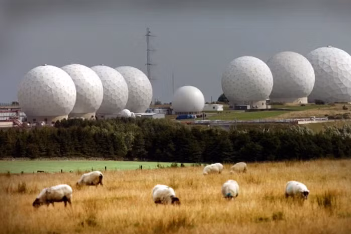 Căn cứ quân sự Menwith Hill tại Bắc Yorkshire, Anh được xem là cơ sở theo dõi điện tử lớn nhất trên thế giới. Nơi đây được sử dụng để thu thập những thông tin tình báo cho Anh và Mỹ.