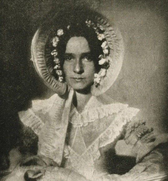 Bức ảnh chụp đầu tiên về một phụ nữ. John W. Draper (1811-1882) đã chụp ảnh em gái Dorothy Catherine Draper vào khoảng năm 1839 - 1840.