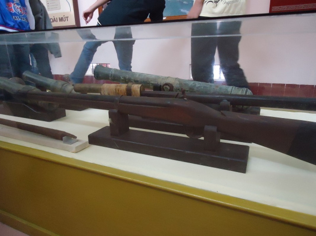 Súng hỏa mai của Đại Việt còn có tên gọi là điểu thương. Binh lính cầm súng hỏa mai được gọi là điểu thương thủ. Điểu thương đã được trang bị cho quân Mạc - Trịnh - Nguyễn và sau đó trở thành vũ khí nổi bật của quân đội Tây Sơn. Kiểu súng tượng tự cũng là vũ khí chính của quân đội nhà Nguyễn sau này.