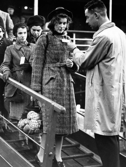 Những trẻ em sơ tán từ Đức và một số nước châu Âu đặt chân đến Anh năm 1938.