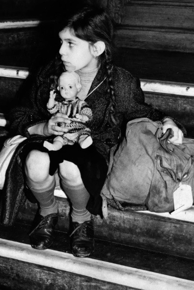 Tuy nhiên, một số đứa trẻ không thể đoàn tụ với gia đình vì cha mẹ hoặc người thân đã mất trong chiến tranh.