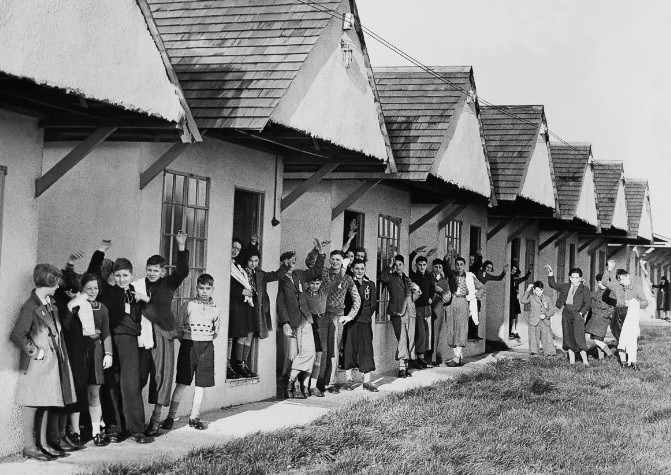 Những đứa trẻ đến từ Đức và một số nước châu Âu bắt đầu cuộc sống mới ở Anh sau khi rời quê hương.