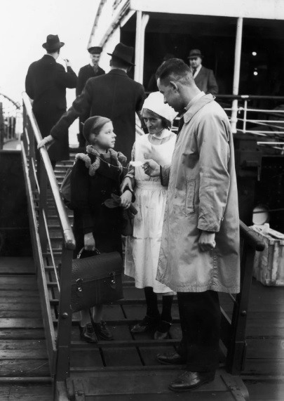 Bé gái người Đức gốc Do Thái Helga Samuel được nhân viên tham gia chiến dịch Kindertransport kiểm tra bảng tên khi đến Harwich ngày 2/12/1938.