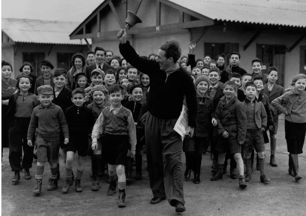 Chiến dịch giải cứu Kindertransport do một tổ chức từ thiện vì người Do Thái (trụ sở ở Anh) tiến hành từ năm 1938 - 1939. Theo đó, khoảng 10.000 trẻ em ở châu Âu (dưới 17 tuổi) được sơ tán khỏi Đức và các nước bị Đức quốc xã tấn công, chiếm đóng như Áo, Tiệp Khắc, Ba Lan... trong khoảng thời gian trên. Đa số trẻ em được sơ tán đưa đến Anh là người Do Thái.