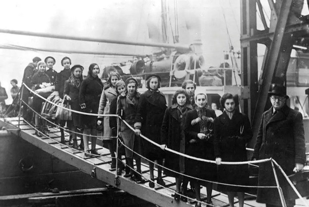 Nhiều trẻ em bật khóc khi phải rời xa cha mẹ, người thân để lên tàu đến Anh nhằm tránh khỏi cuộc tàn sát đẫm máu của trùm phát xít Hitler và chính quyền Đức quốc xã.