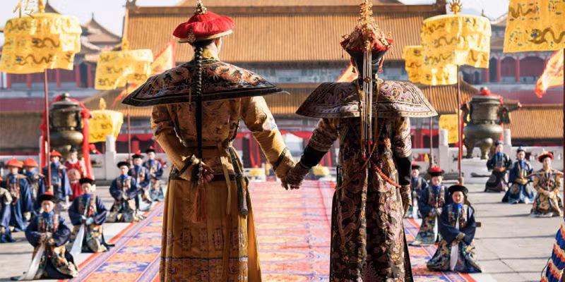 Ba năm sau khi hoàng hậu Hách Xá Lý thị qua đời, vua Khang Hi sắc phong Hiếu Chiêu Nhân làm hoàng hậu. Chỉ nửa năm sau khi trở thành bậc mẫu nghi thiên hạ, Hiếu Chiêu Nhân Hoàng hậu bất ngờ qua đời.