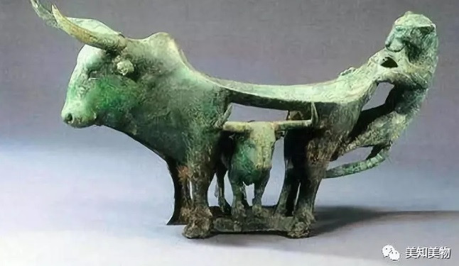 1. Một cổ vật quý hiếm, độc lạ được các chuyên gia khai quật trong ngôi mộ cổ ở Vân Nam, Trung Quốc là "Ngưu hổ đồng án". Họ cho hay cổ vật này được dùng trong các nghi lễ hiến tế. Theo quan niệm của người xưa, bò và súc vật được coi là vật hiến tế quan trọng. Trong số này, những con bò đang chửa được dùng trong nhiều nghi lễ hiến tế. Bức tượng bằng đồng "Ngưu hổ đồng án" sẽ được đặt trên đỉnh cột đồng trong buổi lễ.