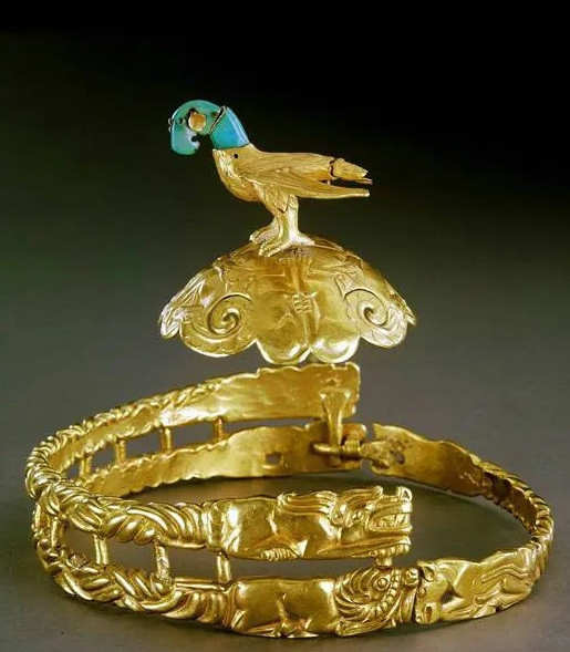 2. Vương miện "Ưng khôi" của người Hung Nô được các chuyên gia khai quật tại một ngôi mộ cổ ở ngoại ô thành phố Ordos, thuộc khu tự trị Nội Mông Cổ. Đây là vương miện hình chim ưng được chế tác tinh xảo từ vàng vào khoảng 2.000 năm trước.