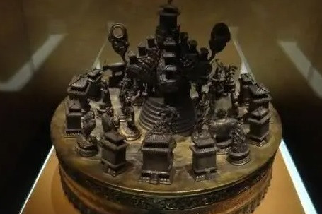 3. Trong cuộc khai quật lăng mộ của một vị Lạt Ma ở ngoại ô của Lhasa, một thành phố của Tây Tạng, các chuyên gia khảo cổ đã tìm thấy một mô hình mandala. Cổ vật này có thể coi là một hình vũ trụ thu nhỏ, có thiết kế hình tròn và thường được các lạt ma dùng để bày lễ vật, pháp khí...