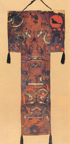 5. Phi y là một mảnh gấm lụa hình chữ T được các chuyên gia tìm thấy bên trong ngôi mộ cổ tại Mã Vương Đôi. Mảnh lụa quý hiếm này được phủ bên trên quan tài của Tân Truy phu nhân. Hoa văn trên tấm lụa mô tả quá trình linh hình người chết sang thế giới bên kia.