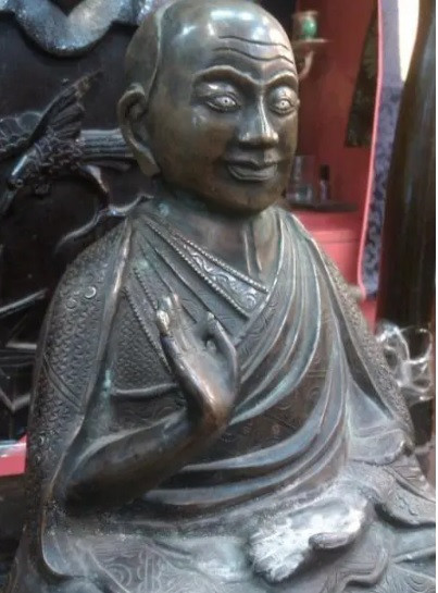 7. Cổ cách ngân nhãn (hay còn gọi là tượng Phật Cổ Cách mắt bạc) là bức tượng Phật được tìm thấy trong một mộ cổ của vương quốc Cổ Cách. Đây là vương quốc nằm ở phía tây của Tây Tạng ngày nay. Vương triều này được thành lập vào thế kỷ 10 và trải qua 16 đời vua.