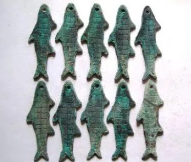 4. Tại một ngôi mộ cổ ở Dong Thành, thuộc tỉnh Quảng Đông, Trung Quốc, các chuyên gia tìm thấy các ngư tiễn. Theo các nhà nghiên cứu, những con cá bằng đồng này thuộc về vua của nước Dong. Những hiện vật này thực chất là một loại tiền xu được nước Dong - quốc gia nhỏ có từ thời nhà Thương - sử dụng trong nhiều năm.