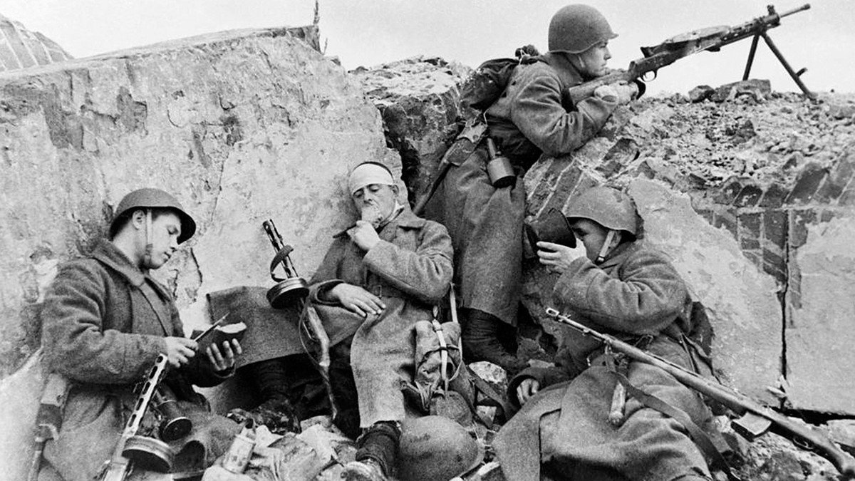 Dù giành được thắng lợi trong trận chiến Stalingrad nhưng Liên Xô tổn thất khá hơn với khoảng 1 triệu binh sĩ thương vong. Trong khi đó, Đức quốc xã có khoảng 850.000 lính chết trận, mất tích hoặc bị thương.