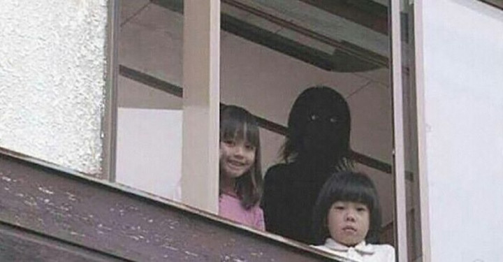 Bức ảnh chụp 3 đứa trẻ đứng bên cửa sổ nhìn ra ngoài. Tuy nhiên, do thiếu ánh sáng nên một đứa trẻ trông giống như "bóng ma" đáng sợ.