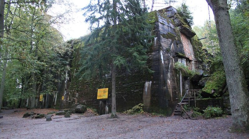 Đặc biệt, hầm trú ẩn riêng của Hitler có trần dày gần 8m. Trung tâm chỉ huy này cũng có nhà hàng, tiệm cắt tóc, sòng bạc... để thỏa mãn nhu cầu và sở thích của Quốc trưởng Đức quốc xã.