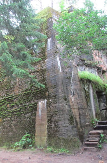 Khi Hồng quân Liên Xô liên tiếp giành thắng lợi, tiến vào Mặt trận phía Đông, Hitler buộc phải tháo chạy khỏi "Hang sói" vào ngày 20/11/1944.