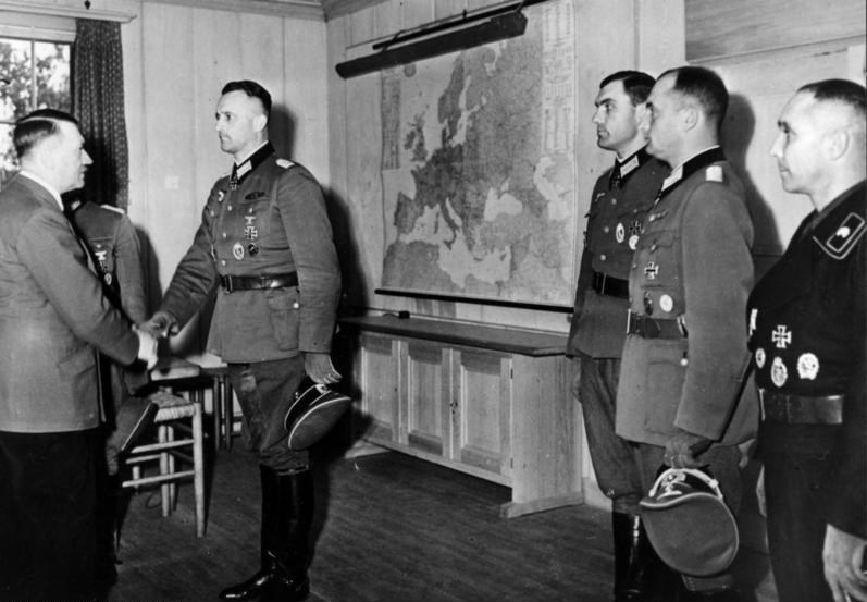 Sau khi bất ngờ phát động Chiến dịch Barbarossa xâm lược Liên Xô vào tháng 6/1941, Hitler đã chuyển tới "Hang sói" và biến nơi này thành trung tâm chỉ huy các hoạt động của Đức quốc xã tại Mặt trận phía Đông.