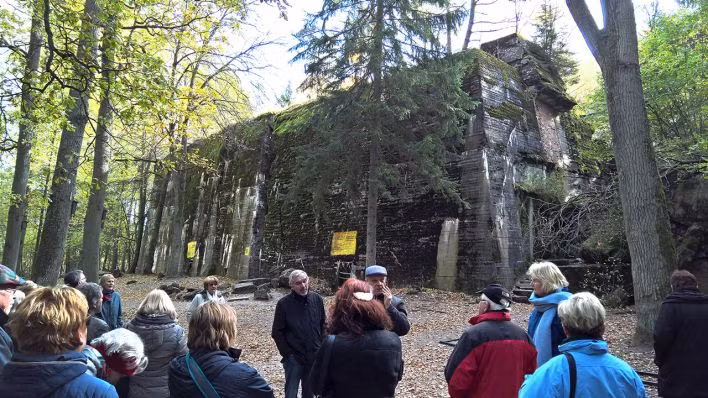 Do lo sợ bị kẻ thù hạ độc vào thức ăn nên một số người làm bếp ở "Hang sói" phải thực hiện công việc nếm thử thức ăn. Mỗi lần nếm thử thức ăn, những người này luôn sợ hãi, lo lắng không biết bản thân có sống sót sau đó không.