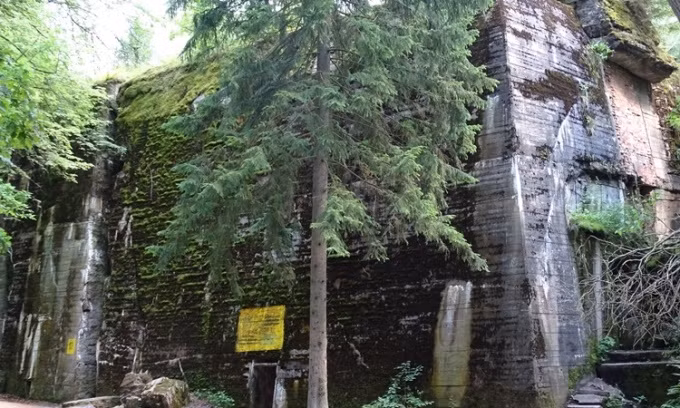 Theo các tài liệu được giải mật, Hitler đã ở "Hang sói" hơn 850 ngày. Để đảm bảo an toàn cho trùm phát xít, "Hang sói" được bao quanh bởi những bức tường bê tông cốt thép dày hai mét cùng nhiều ụ pháo phòng không.