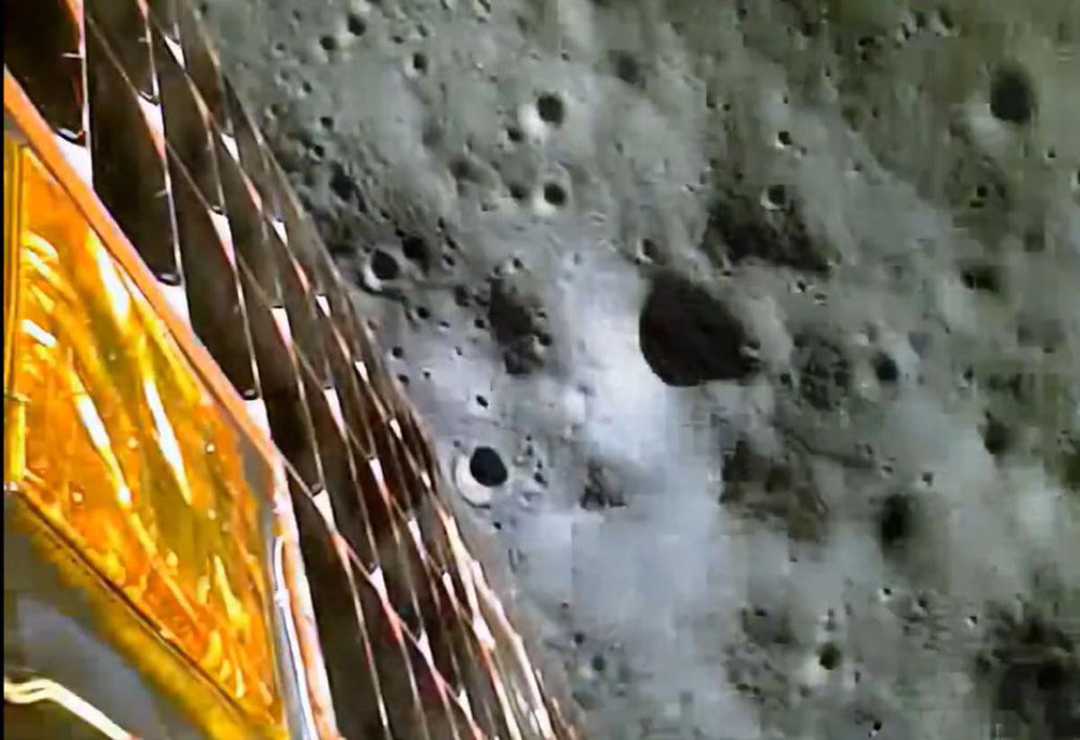 Trước đó, ngày 28/8, lộ trình của robot tự hành Pragyan được lập trình lại khi nó tới gần miệng hố rộng 4m. Nhờ đó, nó có thể di chuyển an toàn. Phương tiện lăn bánh ở tốc độ khoảng 10 cm/giây để giảm tối đa chấn động và hư hại do bề mặt gồ ghề của Mặt Trăng.