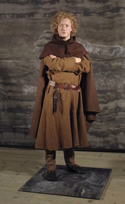 Sau khi phát hiện thi hài Bocksten Man, 2 anh em Gulli vô cùng sợ hãi nên gọi bố là ông Albert đến. Lo sợ đây là nạn nhân vụ án mạng nên ông Albert gọi điện báo cảnh sát. Nhờ đó, cảnh sát và các chuyên gia nhanh chóng tới hiện trường và có những khám phá bất ngờ.