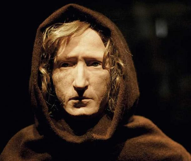 Không chỉ thi hài, quần áo của Bocksten Man cũng còn khá nguyên vẹn. Người đàn ông này mặc áo choàng có mũ trùm đầu, áo dệt dài thắt ngang lưng, đi tất dài bằng sợi len và giày da. Căn cứ vào những phân tích hài cốt và quần áo, các chuyên gia nhận định Bocksten Man khi còn sống là người có địa vị cao và khá giàu có.