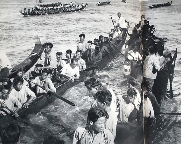 Khung cảnh náo nhiệt tại lễ hội đua thuyền ở Nam Bộ.