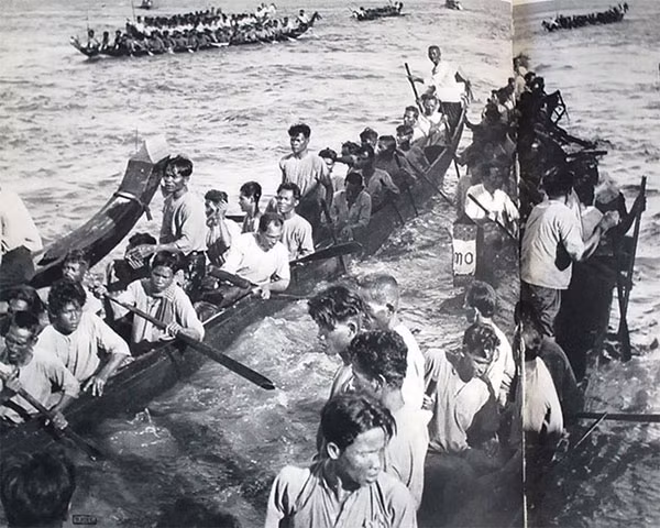 Khung cảnh náo nhiệt tại lễ hội đua thuyền ở Nam Bộ.