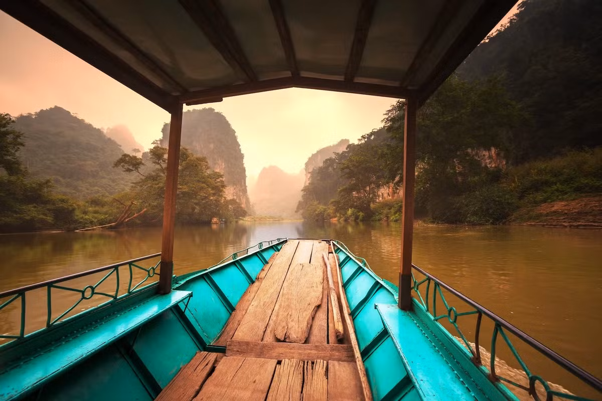 Vườn quốc gia Ba Bể có những ngọn núi đá vôi có độ cao 1.554m và bên dưới là thung lũng chìm trong các khu rừng rậm xanh mướt. Cùng với đó là các thác nước, hồ nước tuyệt đẹp. Đây cũng là nơi sinh sống của hàng trăm loài động vật hoang dã như khỉ, gấu, tê tê, kỳ nhông... Ảnh: © Ingram Publishing/Getty.