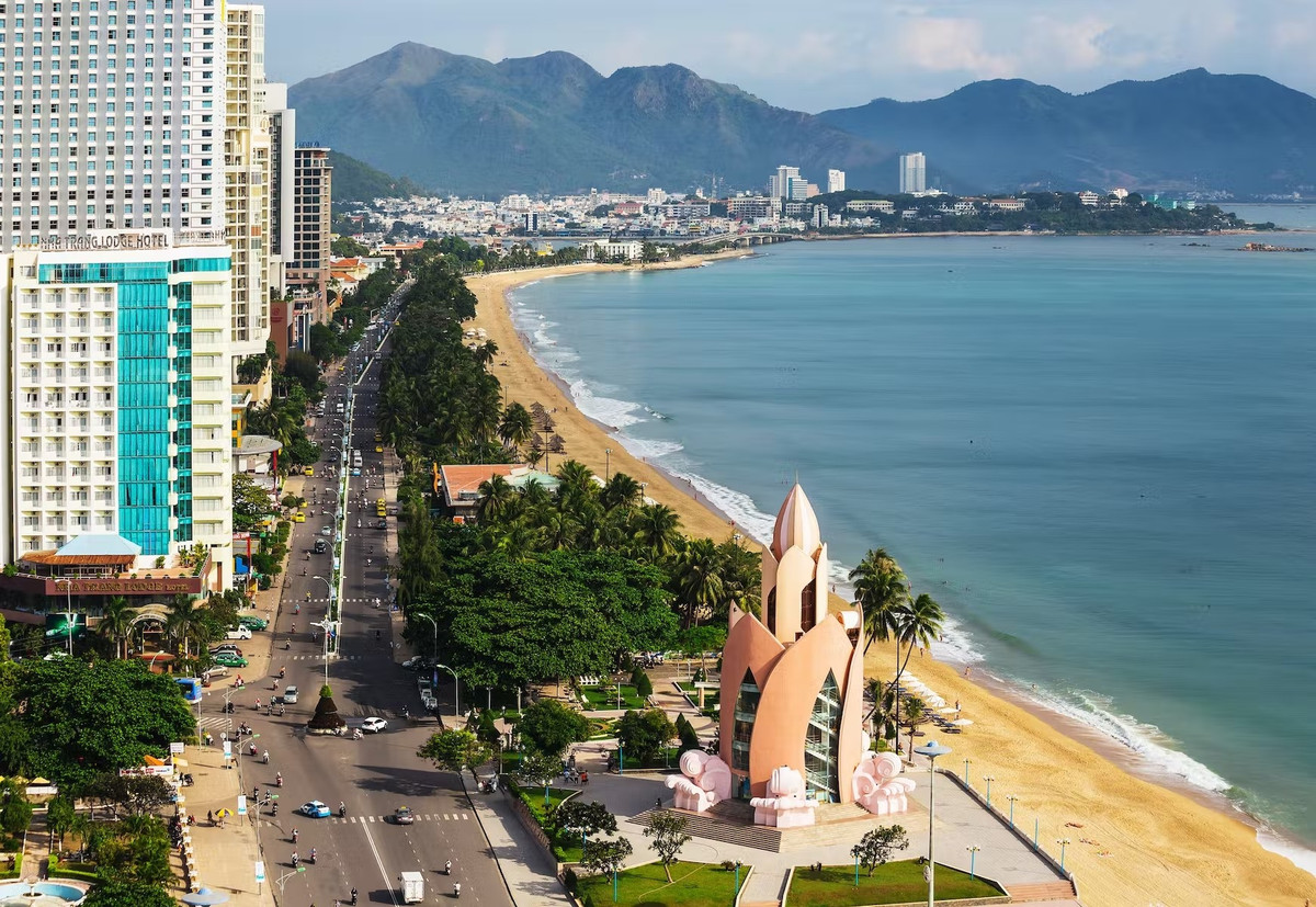 Thành phố Nha Trang là điểm đến tuyệt vời đối với những người thích biển. Những bãi biển cát trắng, nước trong xanh và nhiều hoạt động vui chơi, giải trí, ẩm thực hấp dẫn du khách. Ảnh: © Zhukov Oleg/Shutterstock Nha Trang.