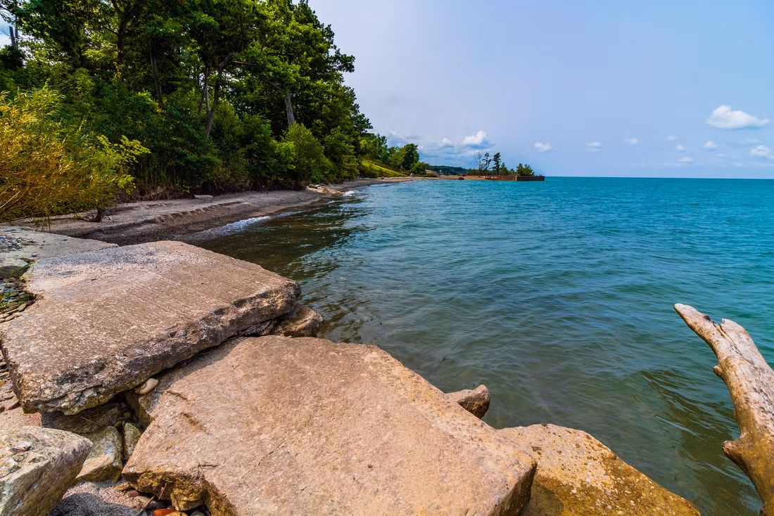 Việc nhiều tàu bị đắm ở hồ Erie khiến công chúng tò mò. Theo kỹ sư Kevin Magee làm việc tại Trung tâm Nghiên cứu Glenn của Cơ quan Hàng không và Vũ trụ Mỹ NASA, những cơn bão và sự thay đổi khó lường của từng đợt sóng trên hồ Erie có thể là những nguyên nhân chủ yếu khiến nhiều tàu thuyền gặp nạn.