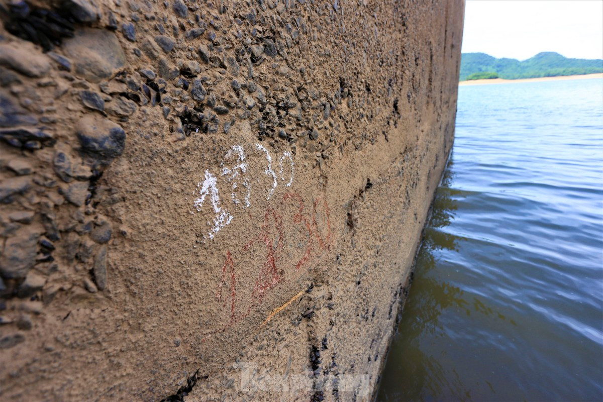 Đơn vị quản lý phải đánh dấu thủ công để theo dõi mực nước giảm. Hiện mực nước tại hồ còn hơn 17m.