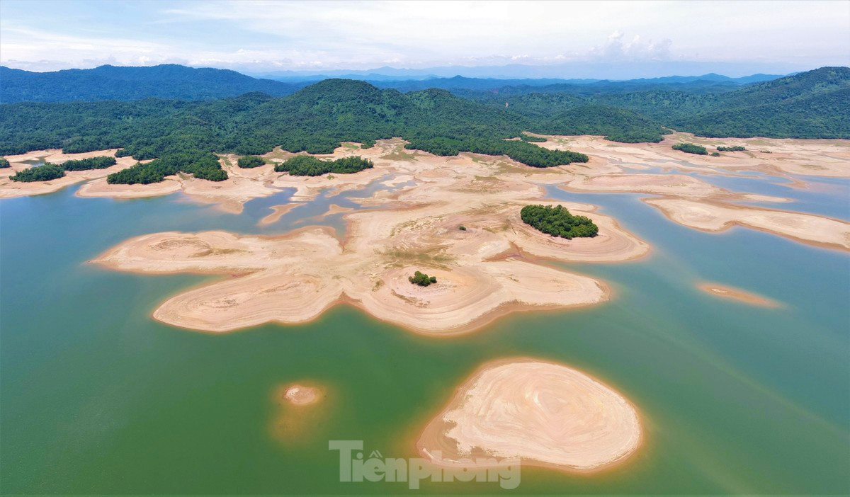 Nhìn từ trên cao, nhiều khu đất trong lòng hồ hiện rõ khi mực nước hồ xuống thấp.