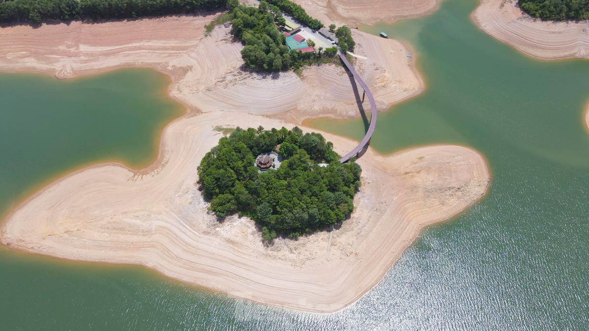 "Các năm trước mực nước hồ cũng giảm xuống dưới 100 triệu m3 song không xuống thấp như hiện nay. Nắng hạn kéo dài và ít mưa khiến mực nước trong hồ còn giảm trong thời gian tới", vị đại diện đơn vị vận hành hồ Kẻ Gỗ cho hay.