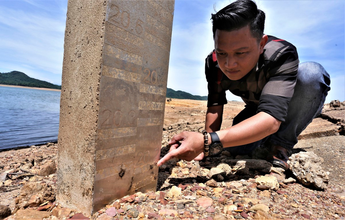 Cột đo mực nước trong hồ đã hạ xuống dưới 20m.