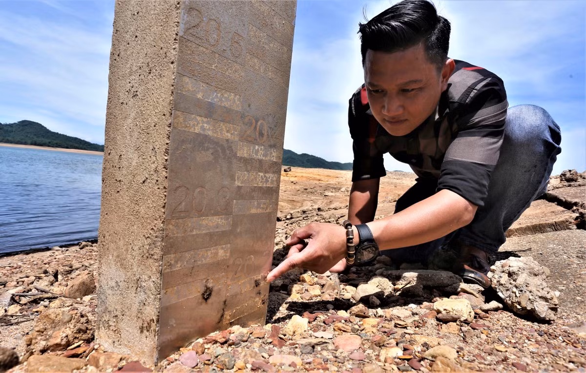 Cột đo mực nước trong hồ đã hạ xuống dưới 20m.