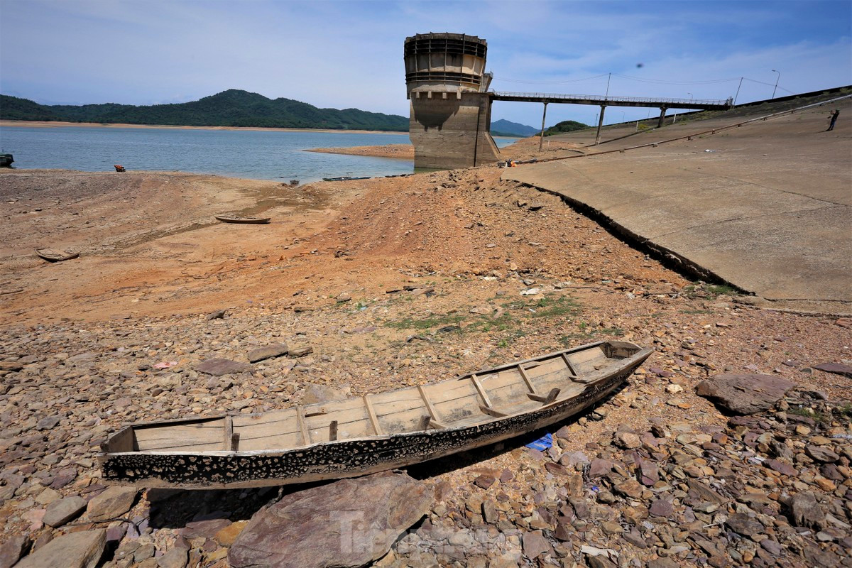 Tàu thuyền của người dân địa phương mắc kẹt khi mực nước trong hồ xuống thấp.