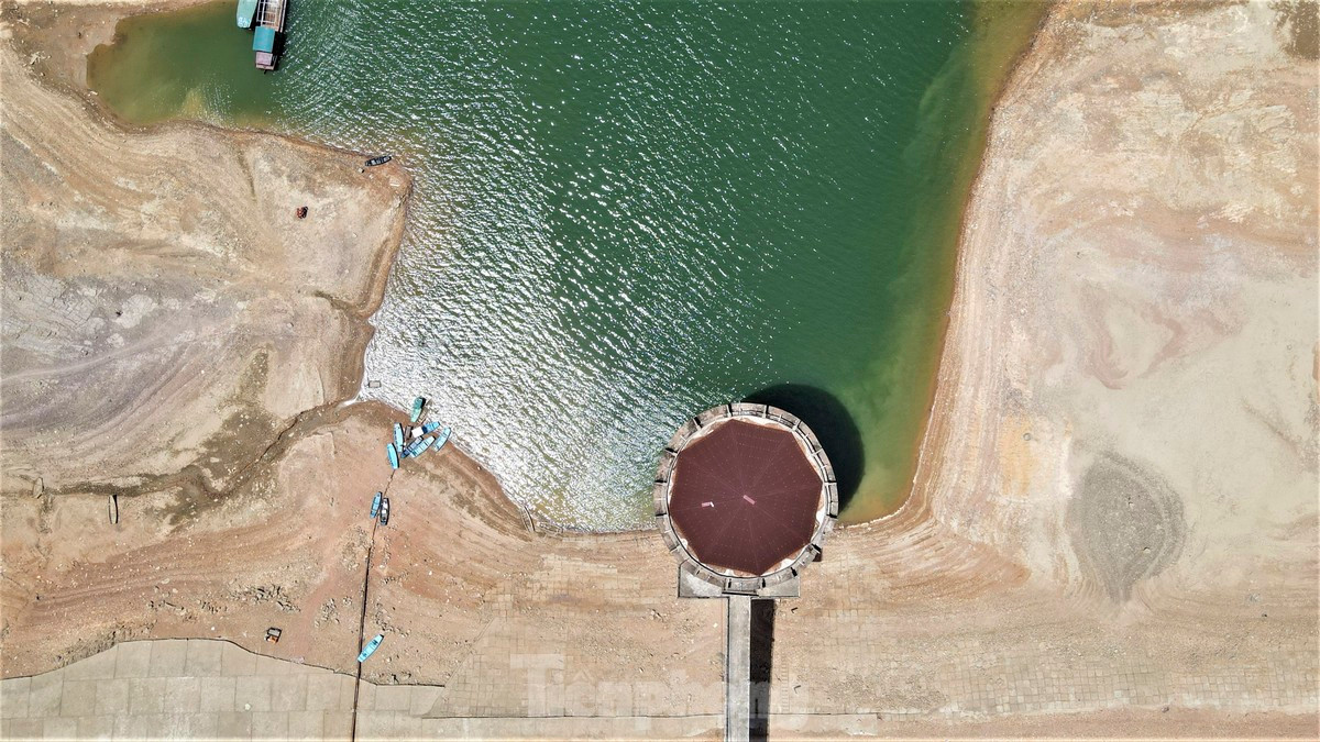 Tại khu vực nhà tháp thượng lưu, cống vận hành hồ Kẻ Gỗ cạn trơ đáy, nhiều tàu thuyền mắc cạn.