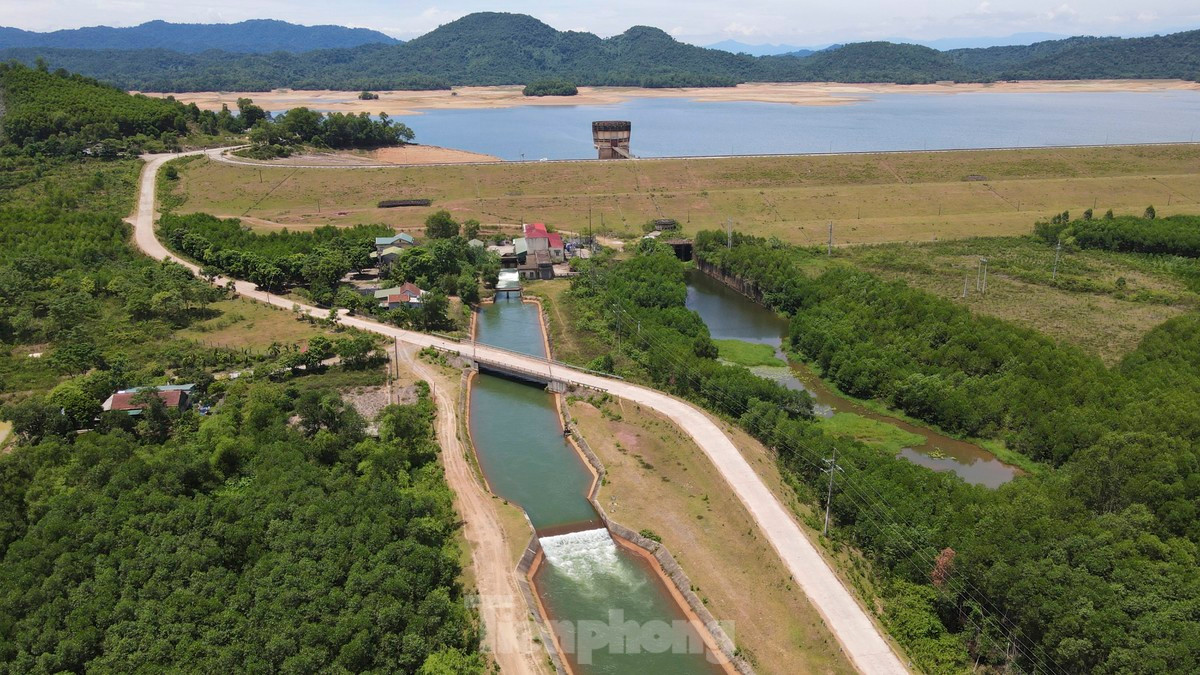 Nước hồ xuống thấp song Công ty TNHH MTV Thủy lợi Nam Hà Tĩnh vẫn vận hành, điều tiết nước tưới cho vùng hạ du.