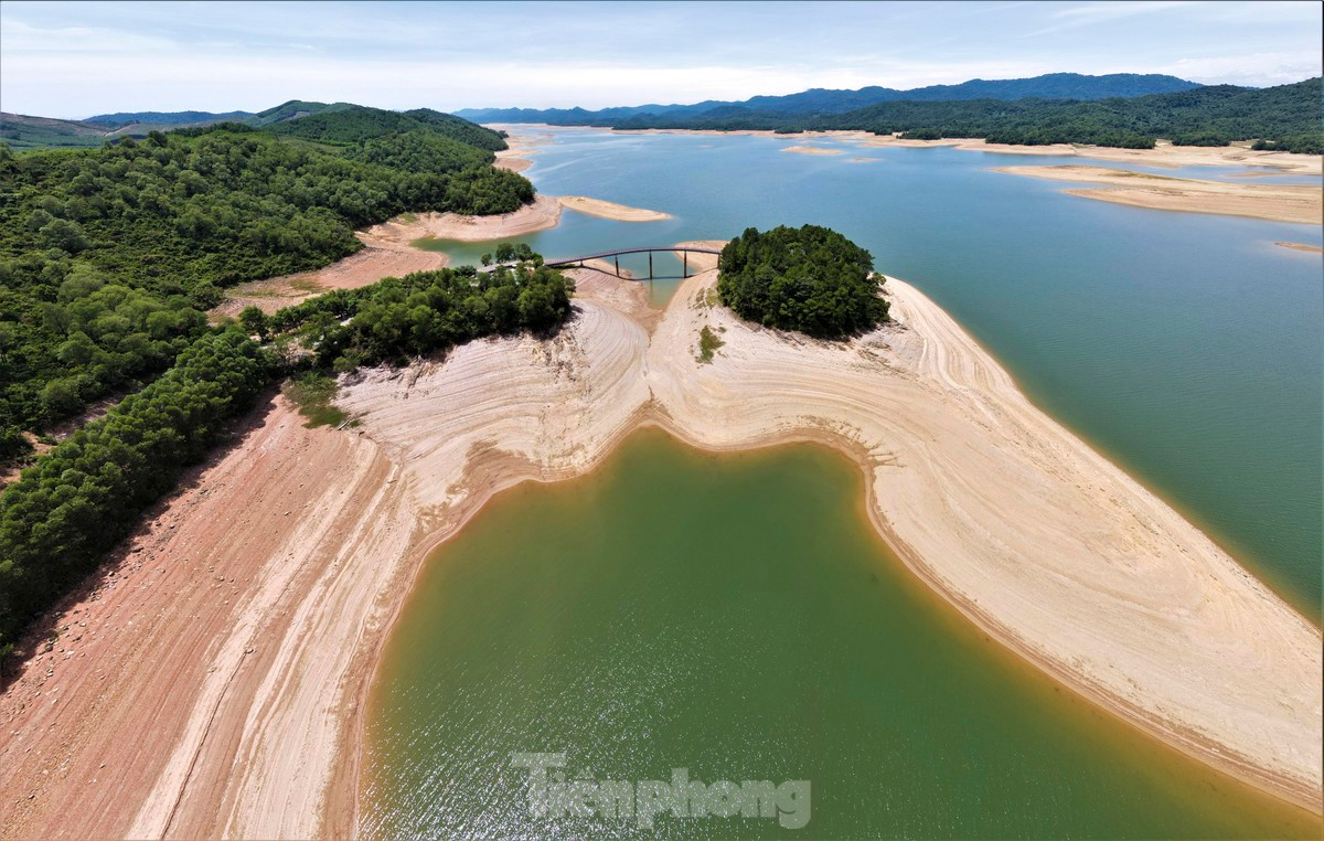 Khu vực đền thờ cố Tổng Bí thư Lê Duẩn tàu thuyền không thể di chuyển qua chân cầu.