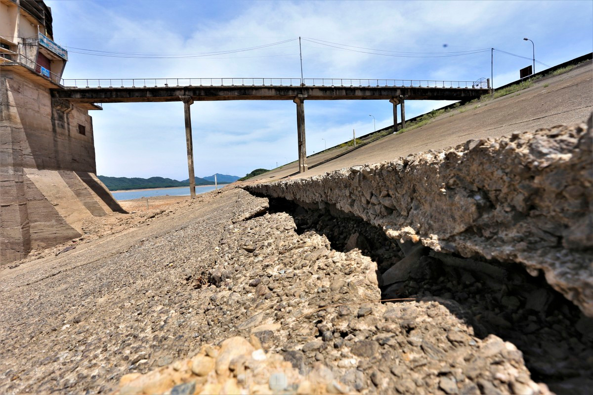 Nước hồ xuống thấp cũng để lộ những mảng bê tông tại vị trí mái taluy dưới chân đập bị xói mòn, hở hàm ếch.