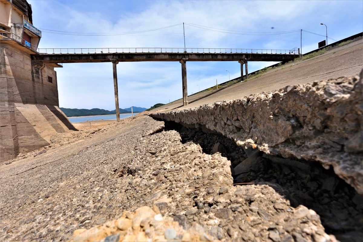 Nước hồ xuống thấp cũng để lộ những mảng bê tông tại vị trí mái taluy dưới chân đập bị xói mòn, hở hàm ếch.