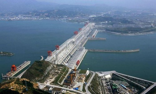 Cụ thể, vào một ngày trong năm 1999, hai cậu bé chăn cừu đi dưới lòng hồ khi hồ Đan Giang Khẩu cạn nước. Bất ngờ, một cậu bé vấp phải một hiện vật có màu xanh. Hiện vật trông giống chiếc nồi đồng và có nhiều hoa văn phức tạp. Ban quản lý di tích văn hóa của địa phương biết được thông tin này nên nhanh chóng cử các chuyên gia tới hồ Đan Giang Khẩu khảo sát.