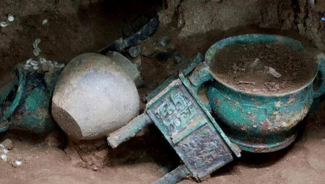 Nhờ vậy. các chuyên gia phát hiện nhiều đồ vật bằng ngọc và đồ đồng từ thời Xuân Thu và Chiến Quốc ở khu vực xung quanh nơi cậu bé chăn cừu nhặt được hiện vật màu xanh. Do đó, họ suy đoán ở sâu dưới đáy hồ Đan Giang Khẩu có thể là các mộ cổ.