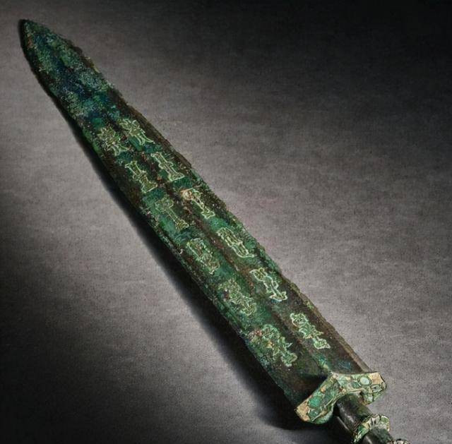 Trên thân kiếm có khắc chữ "Thái Hầu" hay "Sái Hầu" được khắc trên thân kiếm, các chuyên gia suy luận rằng đây có thể là thanh kiếm của một vị vua nước Sái trong thời Xuân Thu.