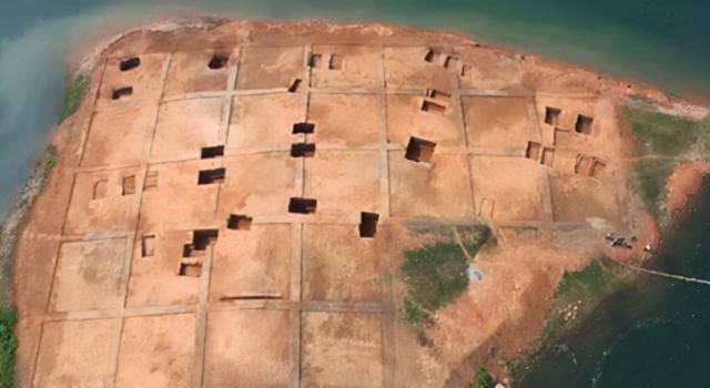 Vì vậy, nhân lúc hồ Đan Giang Khẩu đang khô cạn, các chuyên gia tiến hành cuộc khai quật và tìm thấy nhiều cổ vật. Trong số này, đáng chú ý là thanh kiếm bằng đồng khoảng 2.700 tuổi trong mộ nước Sở.