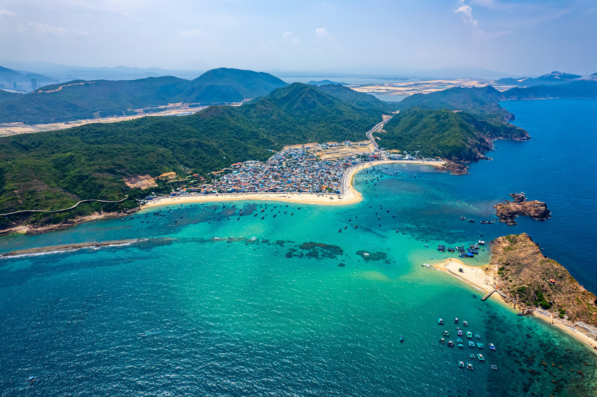 Đi thuyền từ bờ chỉ chút xíu, du khách đã có thể đặt chân lên lớp rêu mềm phủ kín mặt tường thành. Vùng nước xung quanh không quá sâu, lại trong vắt, mời gọi khách phương xa lặn biển. Quy Nhơn nói riêng và Bình Định nói chung vẫn còn nhiều điều chờ du khách khám phá.